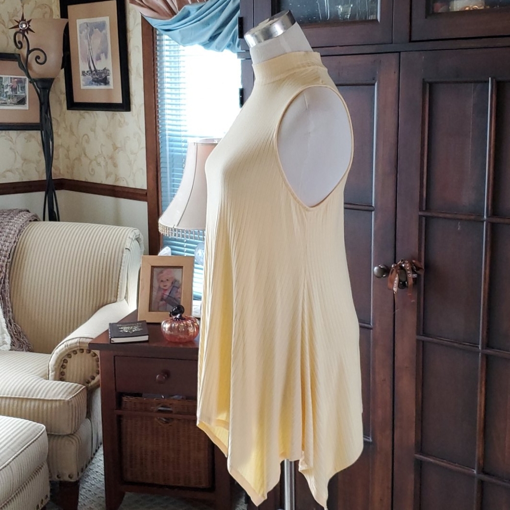 Pale yellow sleeveless top - Picture 2 of 4